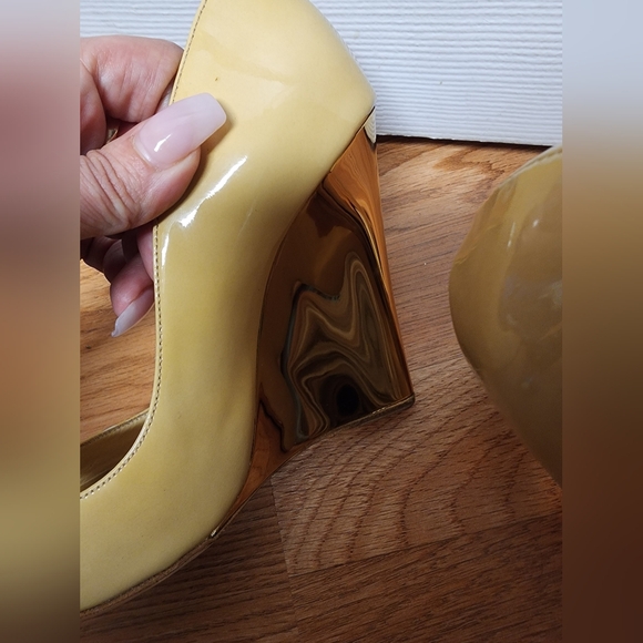 Jimmy Choo Beige Patent Leather Baxen Wedge Peep Toe Pumps Size 35 1/2 - Picture 3 of 8